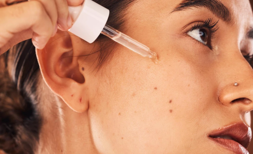 Retinol, retinal alebo retinoidné sérum