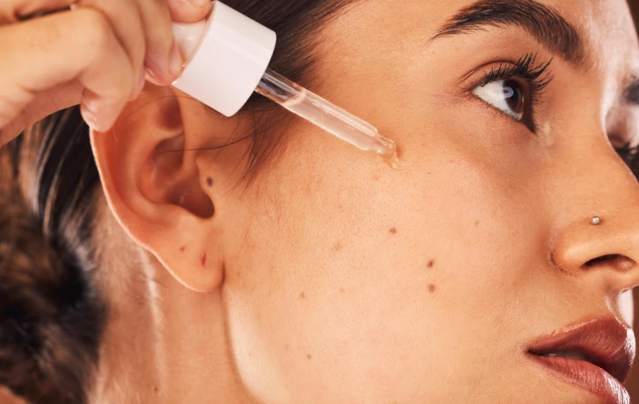 Retinol, retinal alebo retinoidné sérum