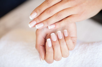 Francúzska manikúra je späť: Nadčasový trend, ktorý milovala princezná Diana, patrí medzi najväčšie beauty hity roku 2026