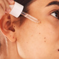 Retinol, retinal alebo retinoidné sérum? Rozdiely, účinky a čo vybrať pre svoju pleť
