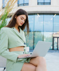 Čo si obliecť do práce v 35 °C? Letné office outfity, ktoré sú elegantné aj pohodlné