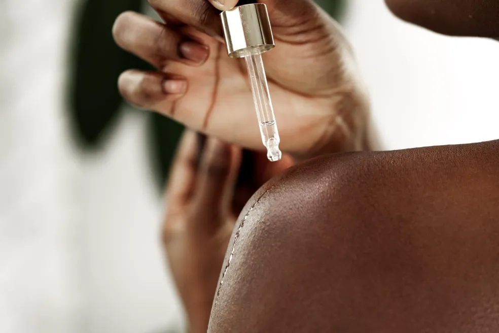 retinol na ramená a paže s hrubšou a nerovnomernou textúrou pokožky