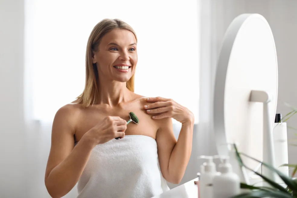 večerná telová skincare rutina s retinolom a hydratačným krémom