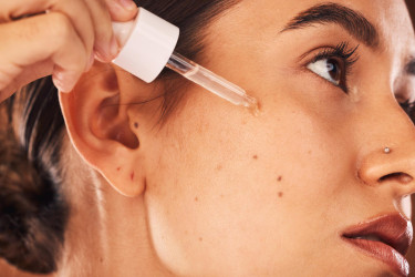 Retinol, retinal alebo retinoidné sérum? Rozdiely, účinky a čo vybrať pre svoju pleť