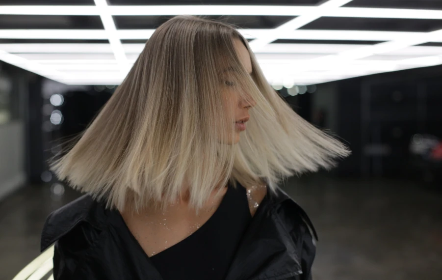 clavicut 2026 trendový dámsky strih vlasov po kľúčnu kosť s moderným stylingom