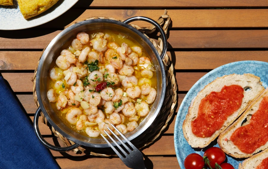 pestrý tapas stôl na letnú oslavu s tradičnými španielskymi chuťovkami pre hostí