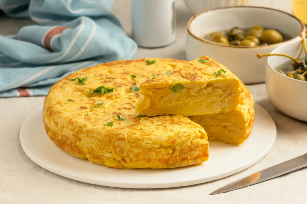 tradičná španielska tortilla zo zemiakov, vajec a cibule