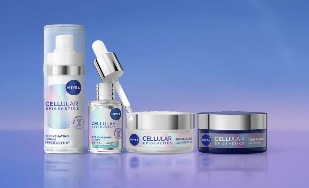 NIVEA Cellular Epigenetics s Epicellinom® pred modrým pozadím s celou líniou produktov