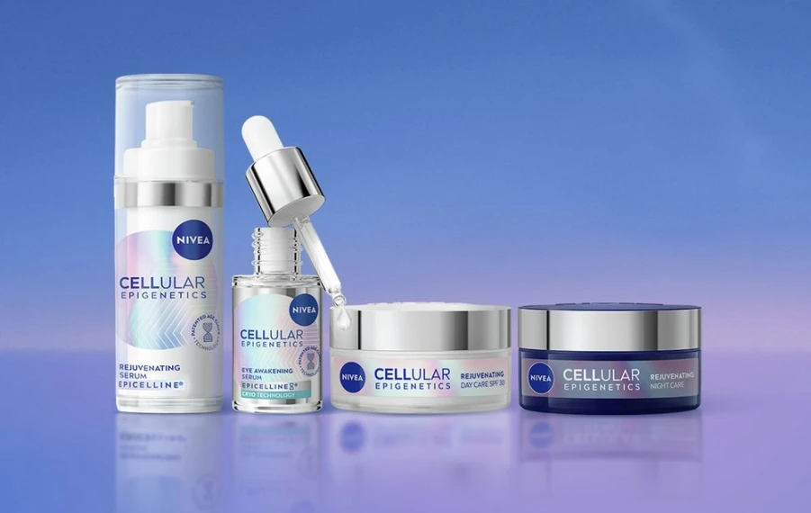 NIVEA Cellular Epigenetics s Epicellinom® pred modrým pozadím s celou líniou produktov