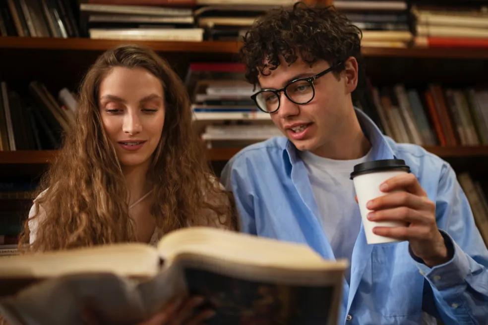rozhovor dvoch ľudí o knihách po skončení Silent Book Clubu
