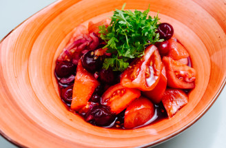 Šalát z paradajok a sliviek: Jednoduchý recept na neskoré leto hotový za pár minút