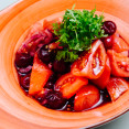 Šalát z paradajok a sliviek: Jednoduchý recept na neskoré leto hotový za pár minút