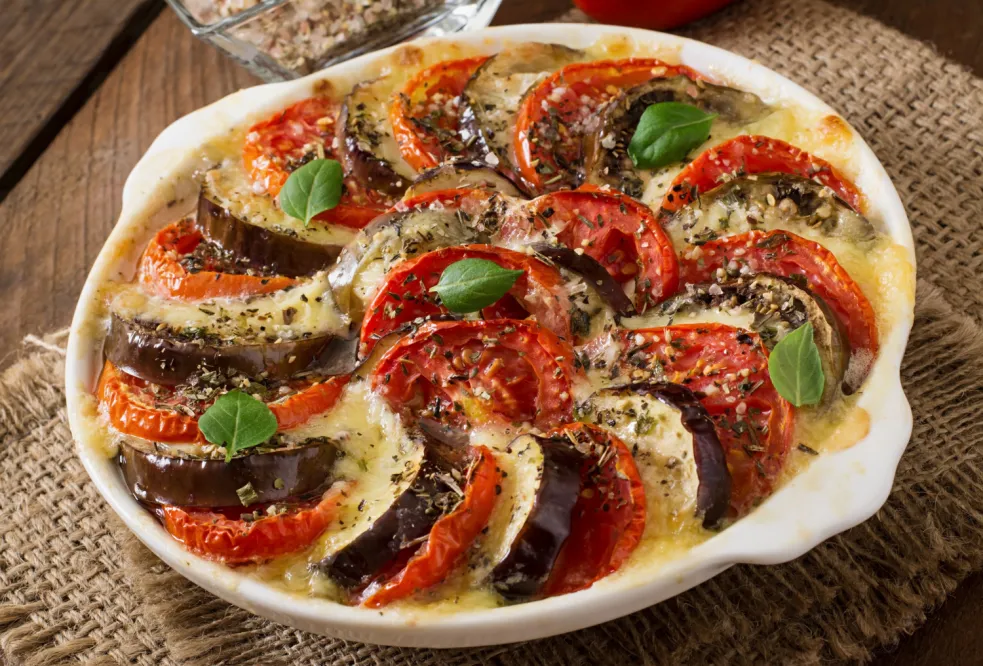 francúzske ratatouille pripravené z čerstvej letnej zeleniny