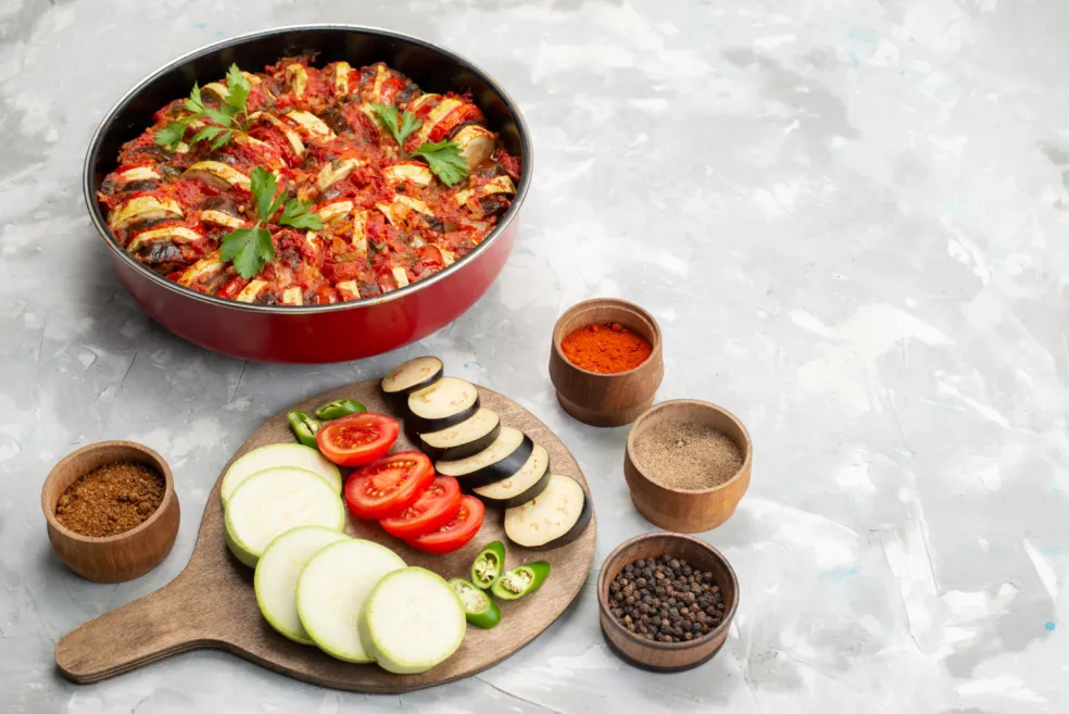 zelenina nakrájaná na prípravu tradičného ratatouille