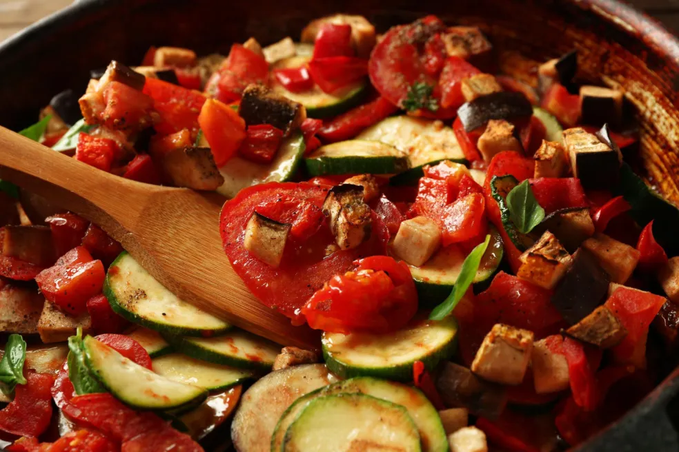 hotové zeleninové ratatouille s čerstvou bazalkou a olivovým olejom