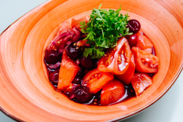Šalát z paradajok a sliviek: Jednoduchý recept na neskoré leto hotový za pár minút