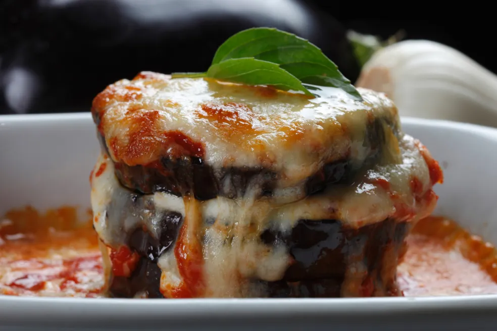 talianska parmigiana di melanzane zapečená dozlatista