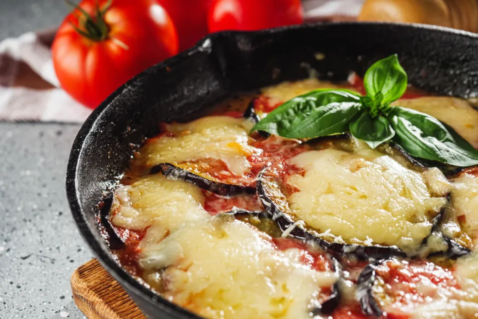 hotová baklažánová parmigiana s bazalkou a parmezánom