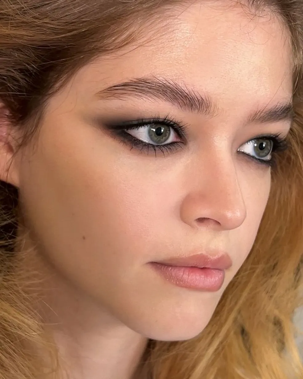 soft smoky eyes s čiernou ceruzkou rozmazanou pozdĺž horných rias