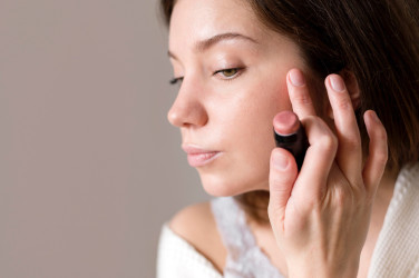 Blonzer: Make-up trend leta 2026, ktorý spája bronzer a lícenku pre prirodzene opálenú pleť