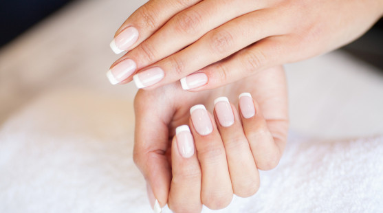 Francúzska manikúra je späť: Nadčasový trend, ktorý milovala princezná Diana, patrí medzi najväčšie beauty hity roku 2026