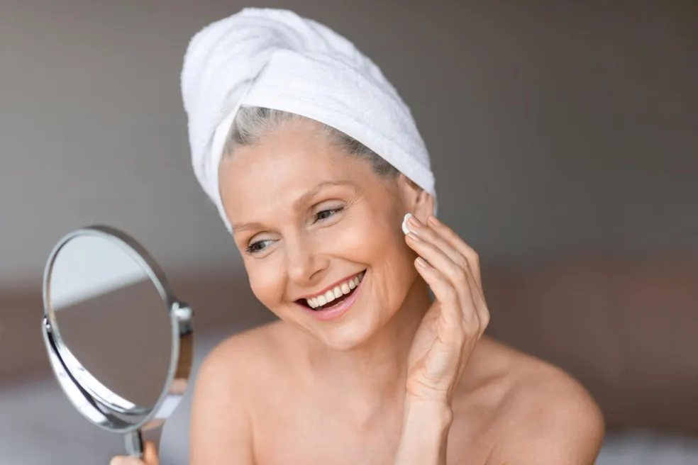 žena po 50-ke pri rannej skincare rutine počas menopauzy