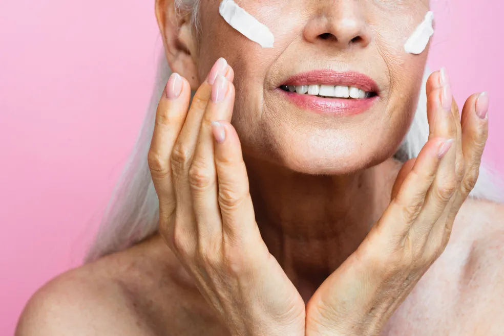 žena používa SPF ako súčasť skincare počas menopauzy