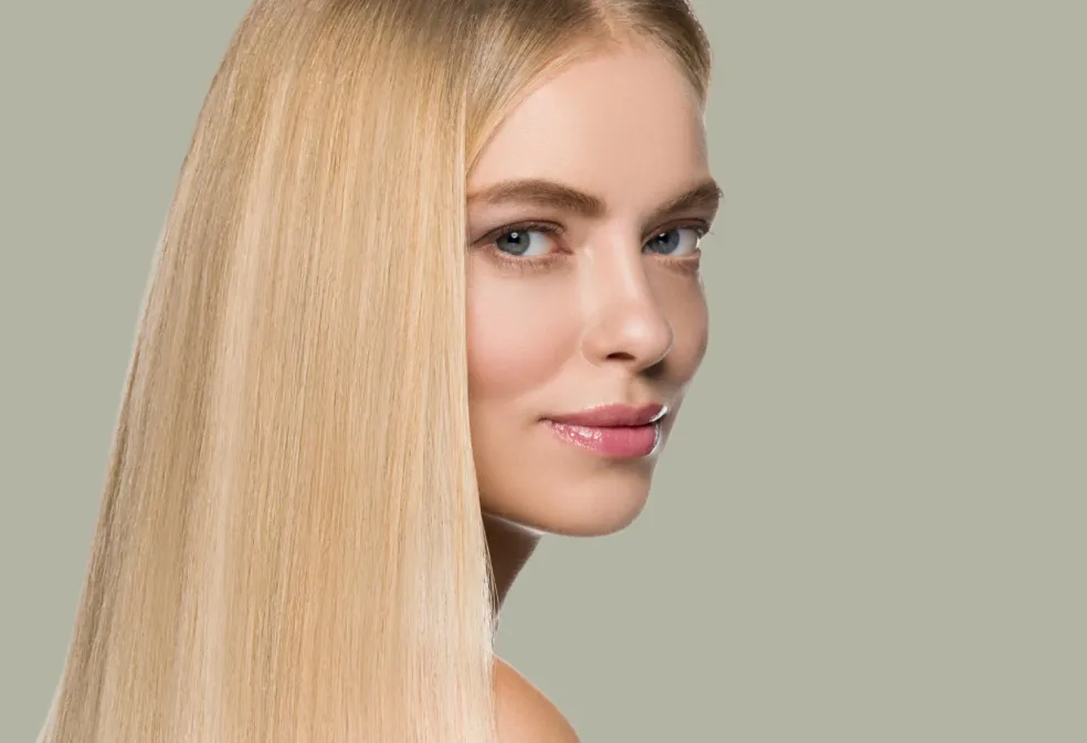 blond vlasy po tónovaní hair gloss v kaderníckom salóne