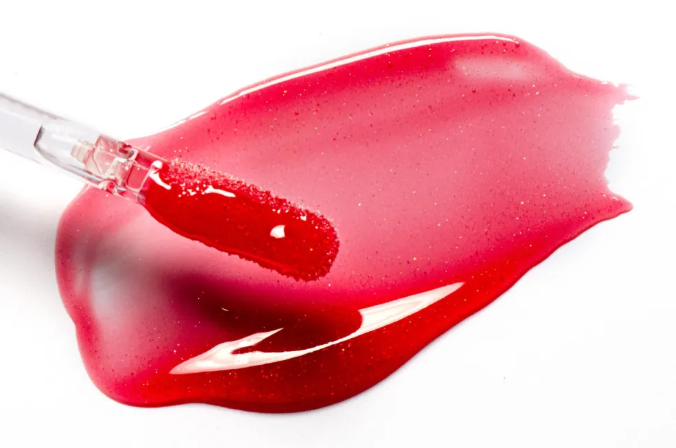 tónovaný lip oil v červenom odtieni na letný make-up