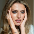 Rozmazaná očná linka je trend 2026: Ako vytvoriť soft smoky eyes