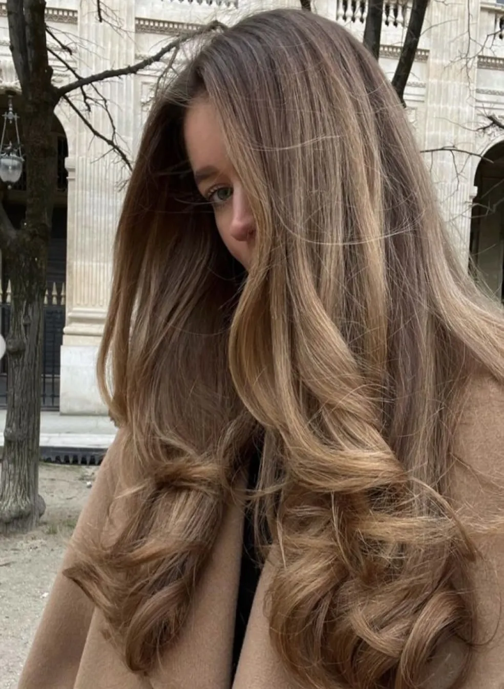 dlhé teddy bear bronde vlasy s mäkkým prechodom z hnedej do blond