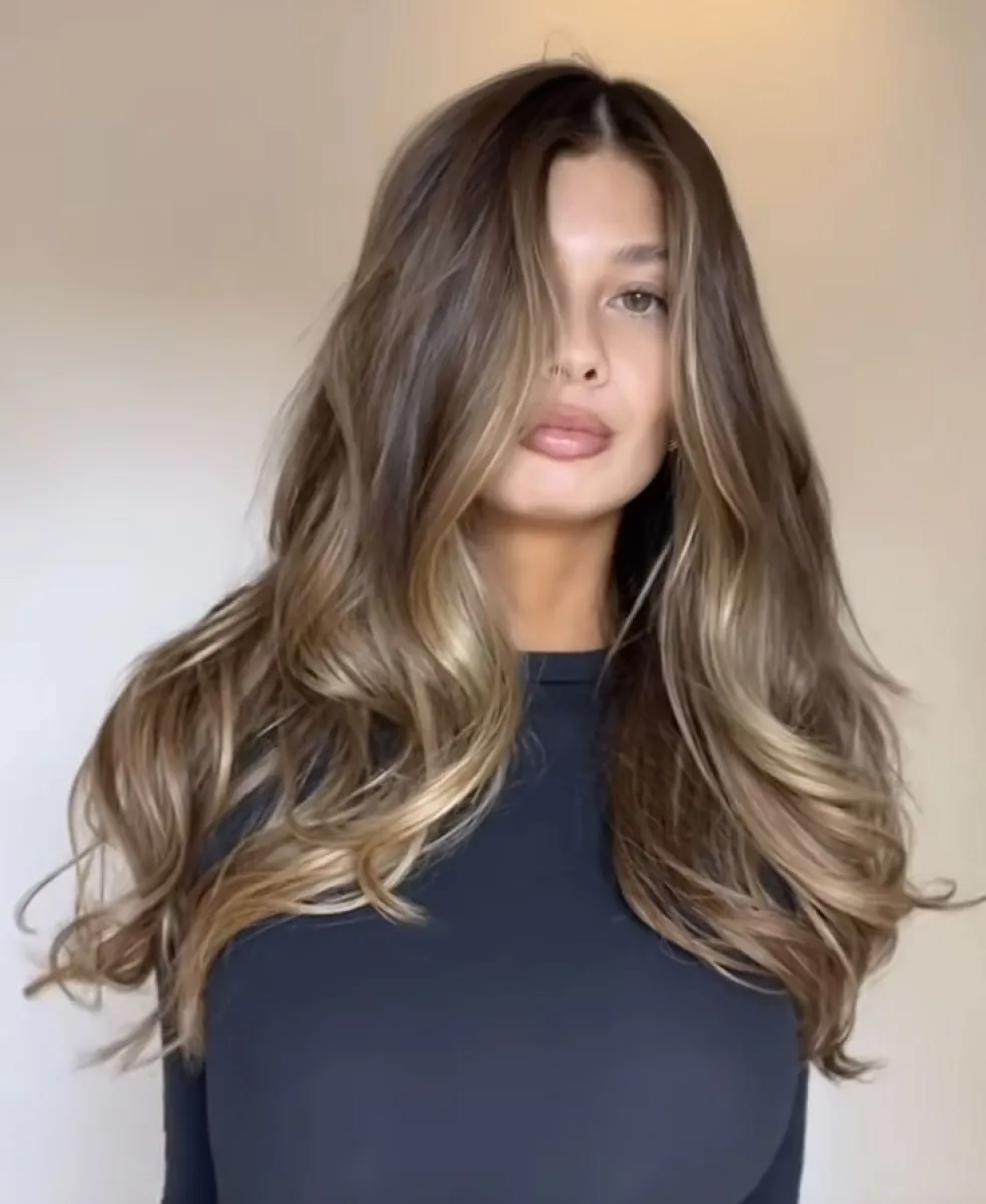 teddy bear bronde balayage s medovými prameňmi okolo tváre