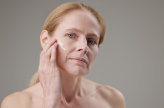 Menopauzálna pleť: Ako sa mení pokožka a akú skincare rutinu potrebuje