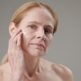 Menopauzálna pleť: Ako sa mení pokožka a akú skincare rutinu potrebuje