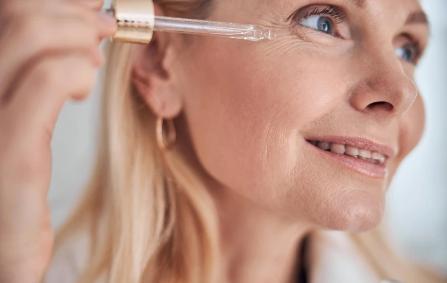 žena po 40-ke si nanáša anti-age sérum v rámci collagen bankingu
