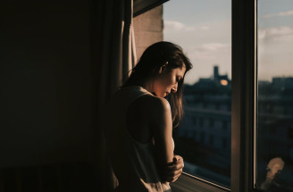 Osamelosť v strednom veku: Prečo sa cítime sami aj medzi ľuďmi a čo môže pomôcť?
