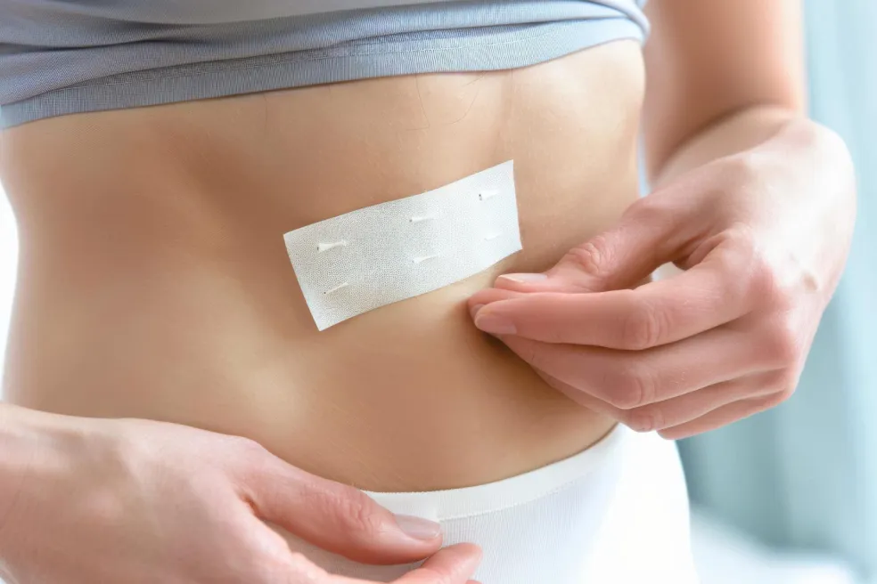 aplikácia slimming patch na pokožku brucha