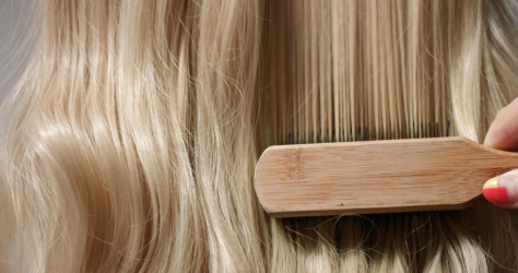 Hair gloss na vlasy: Čo dokáže, ako dlho vydrží a komu sa oplatí