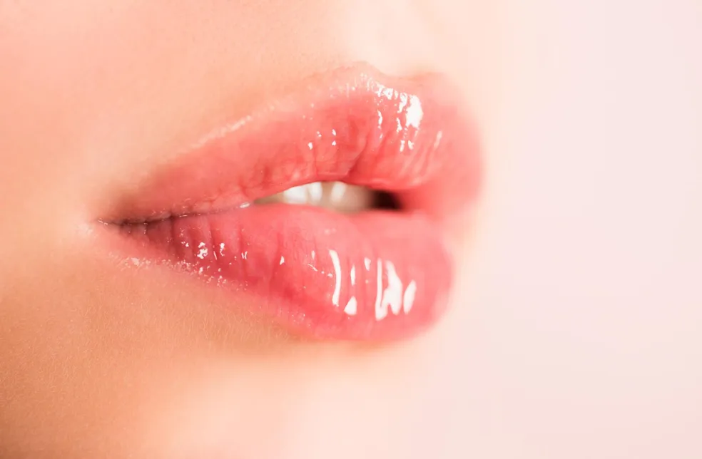 lip oil a prirodzené líčenie pier