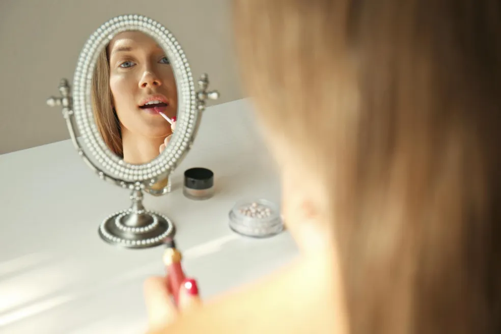 žena s lesklými perami na Kiss and Make Up Day