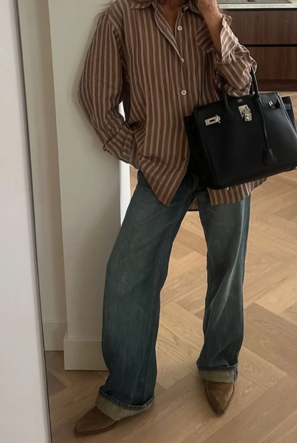 ženský outfit na september s košeľou a džínsami