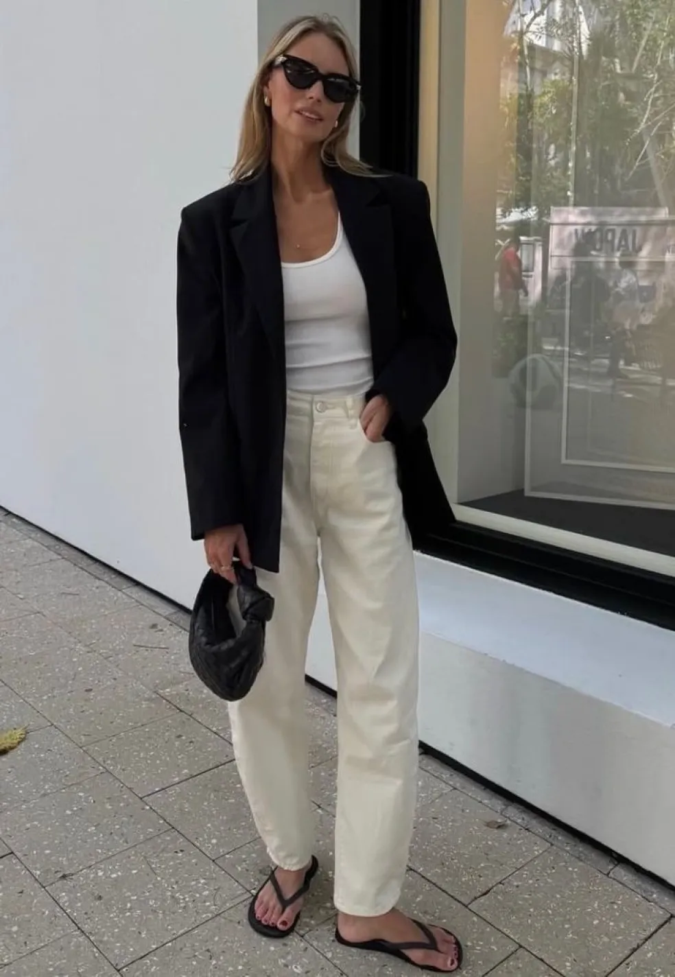outfit na september s bielym tričkom sakom a nohavicami