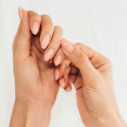 Lychee nails 2026: Liči nechty sú najšťavnatejším trendom leta