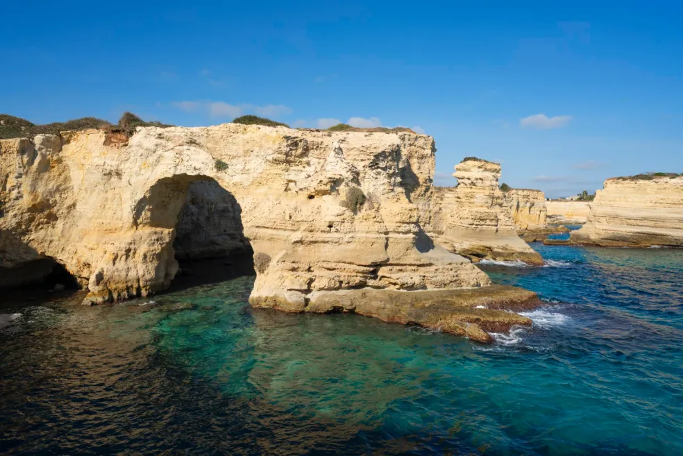Puglia v septembri s talianskym pobrežím a modrým morom