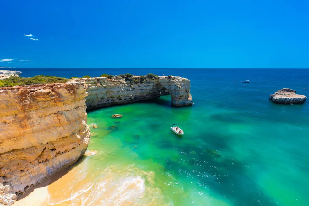Algarve v septembri so zlatými útesmi pri Atlantiku