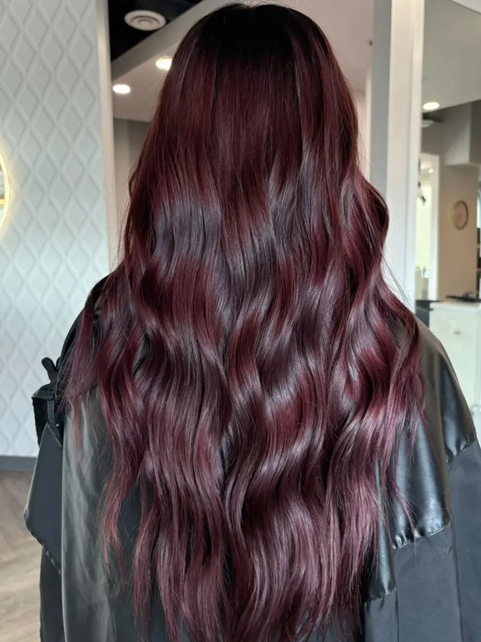 tmavé cherry cola vlasy s vínovými odleskami