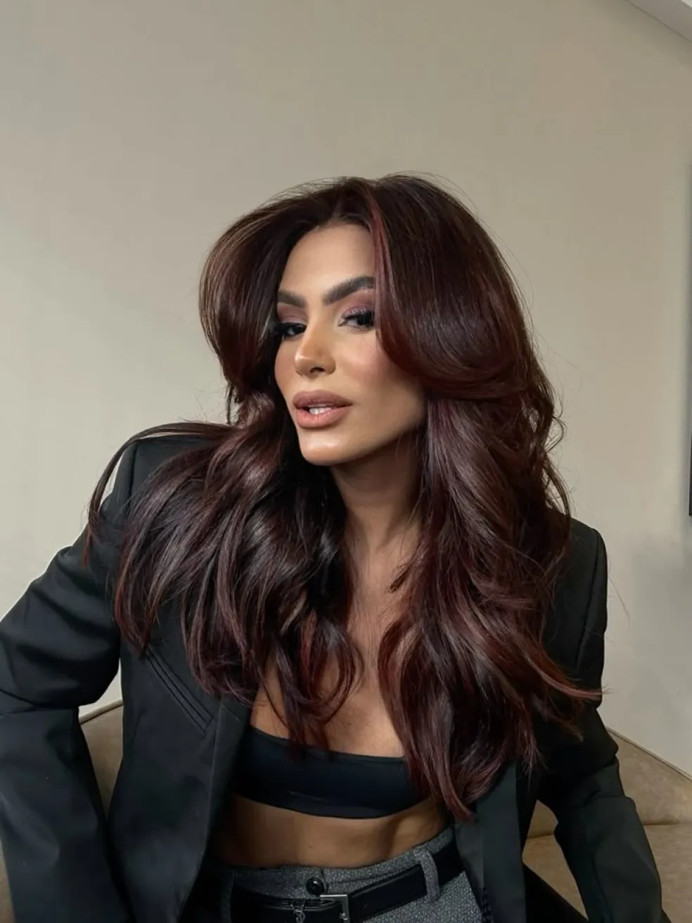 cherry cola farba vlasov na dlhej tmavej brunetke