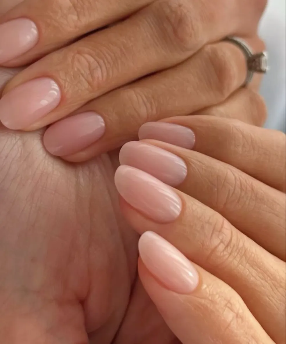 ballet blush manikúra na krátkych oválnych nechtoch
