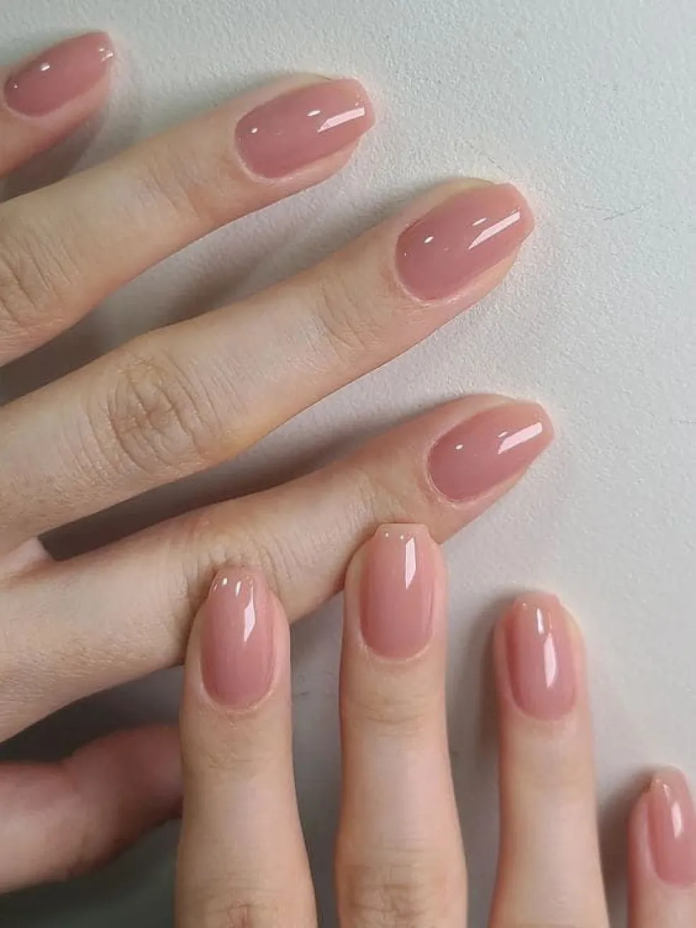 jemné ružové nechty s vysokým leskom v štýle ballet blush