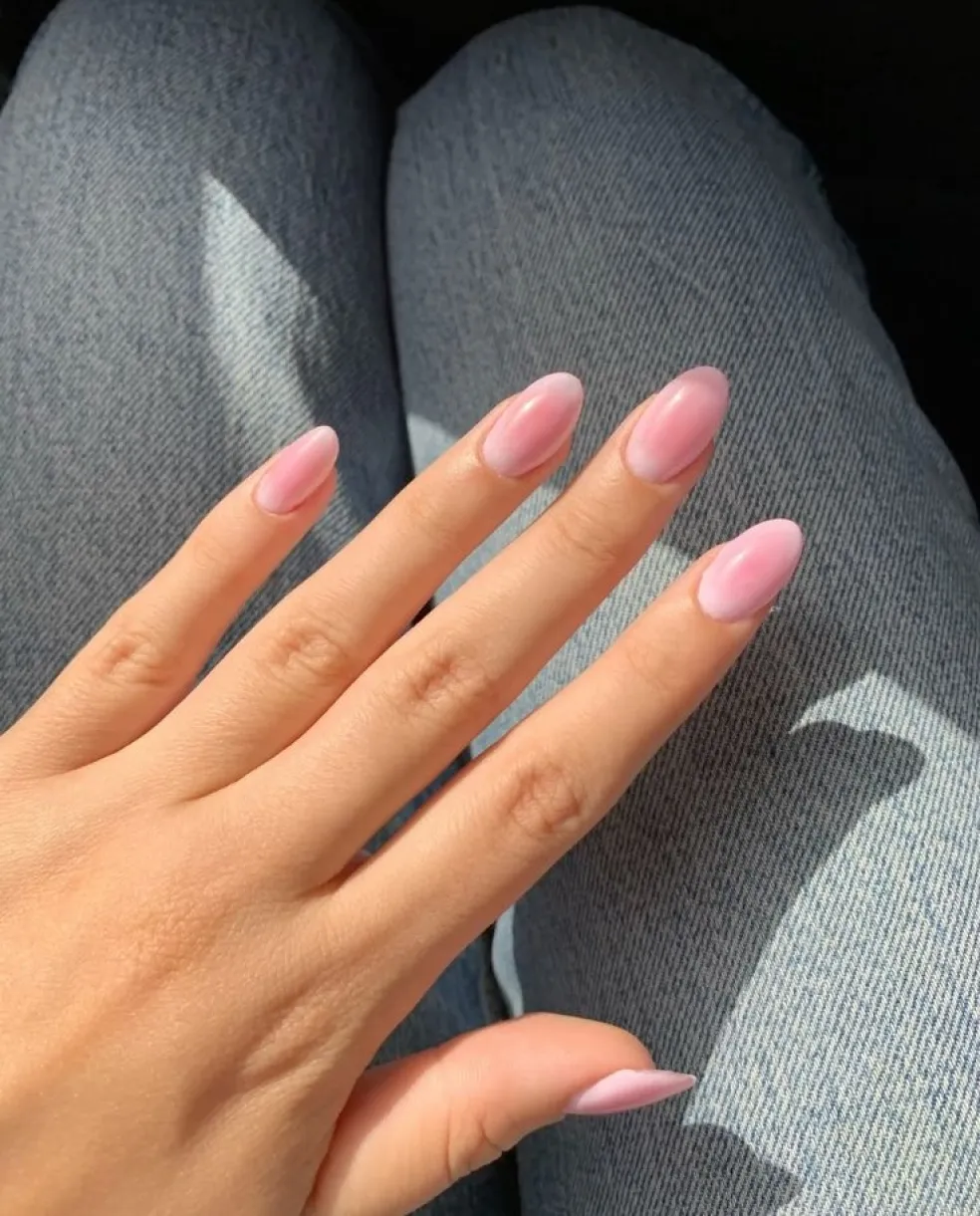 krátke ružové nechty v minimalistickom ballet blush štýle